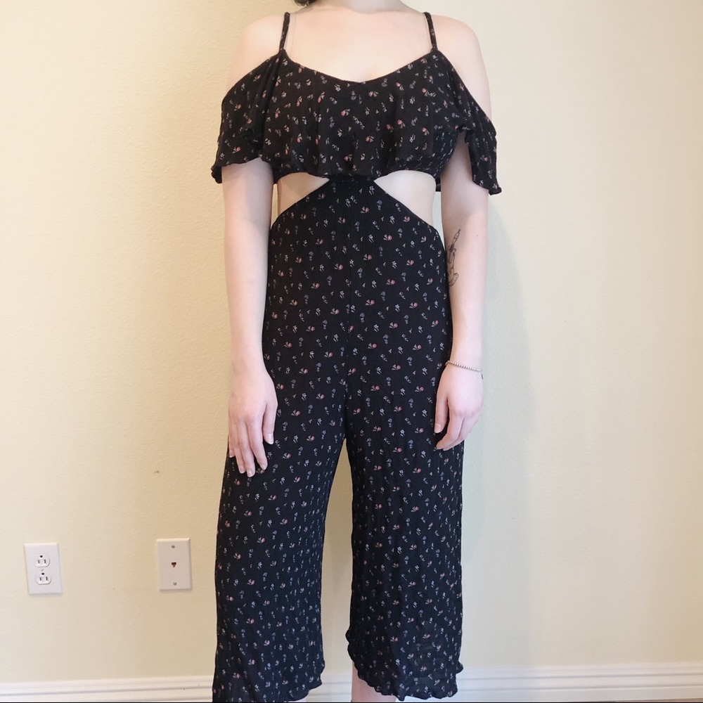 LAST CHANCE 🚨 UO floral cut out jumpsuit - Picture 1 of 5